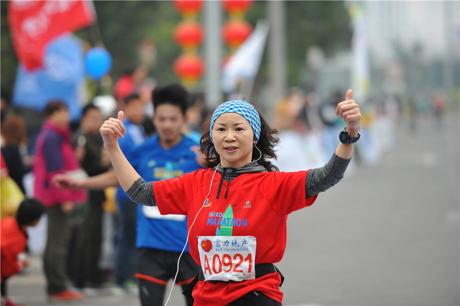 2015富力海口马拉松赛选手冲向终点瞬间