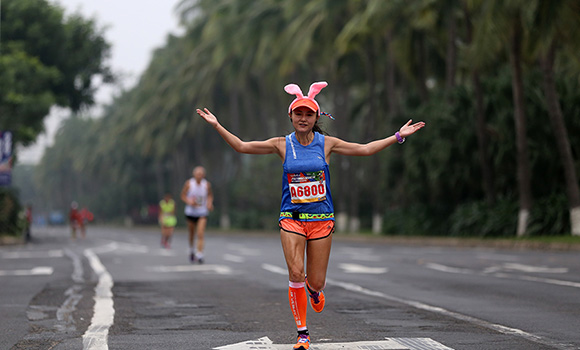 2017年富力海口马拉松赛 选手&ldquo;秀&rdquo;出各式装扮