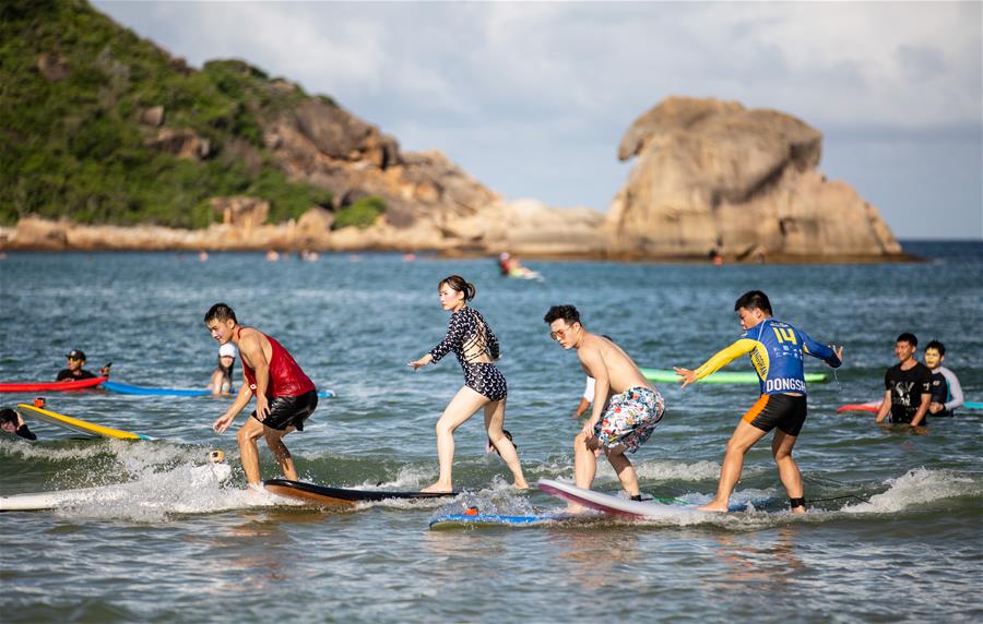 全民健身——海上冲浪 乐享假期