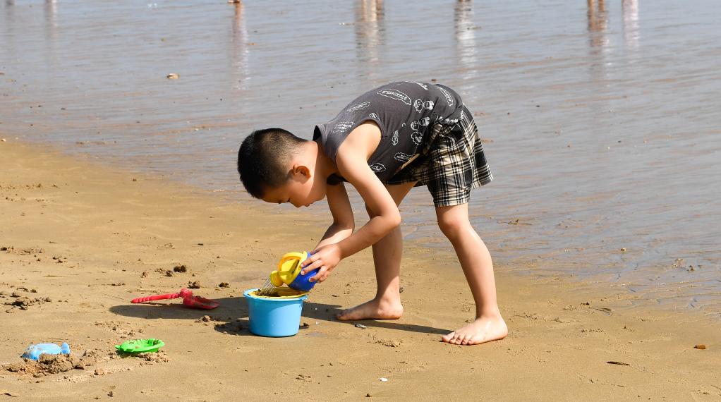 海口：玩沙戏水享假期