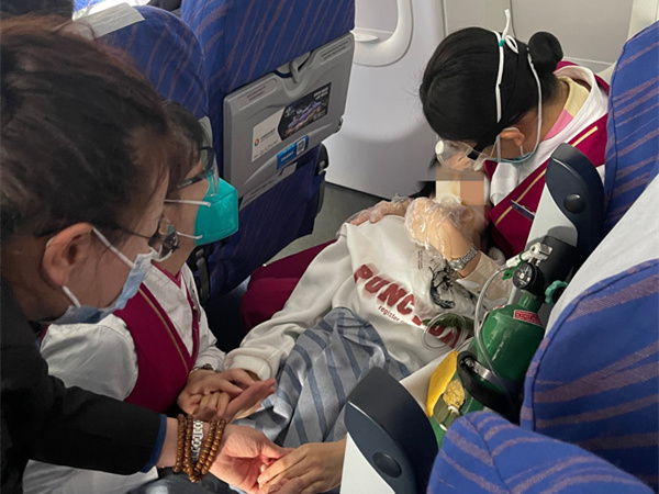 女孩突发哮喘 南航乘务组全力救助使其转危为安