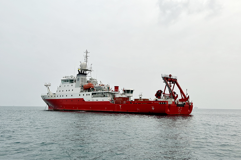 “科学”号科考船完成今年首个科考航次任务后抵达三亚